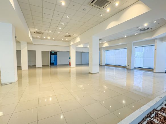 Showroom with Offices in Mriehel