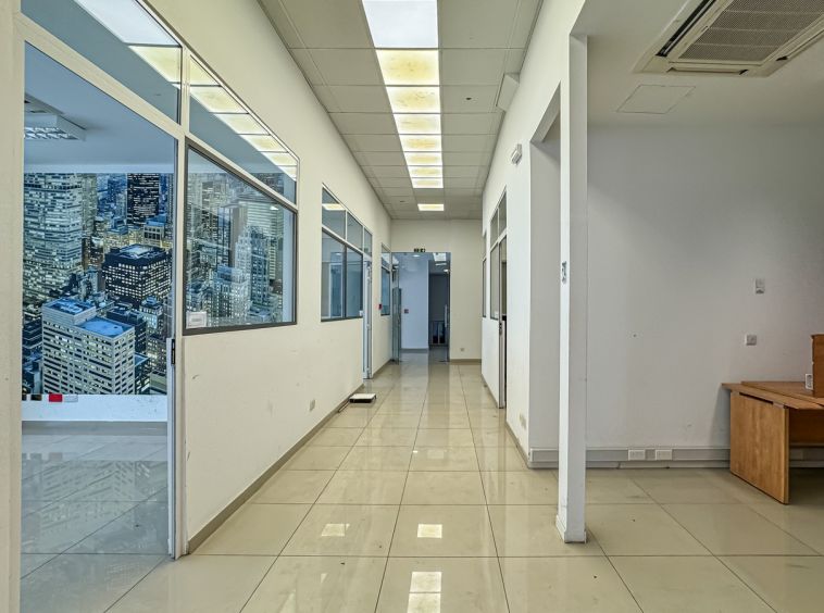 Showroom with Offices in Mriehel