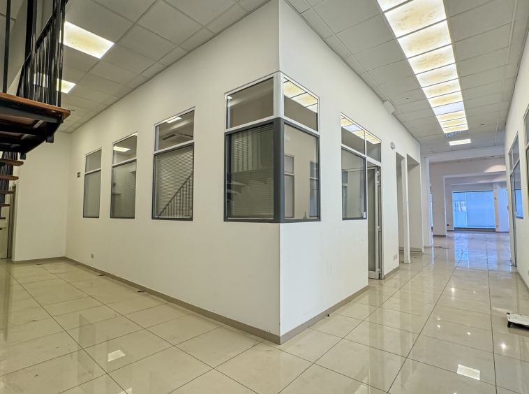 Showroom with Offices in Mriehel