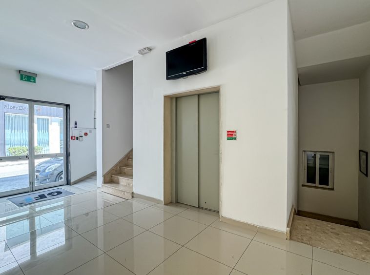 Showroom with Offices in Mriehel