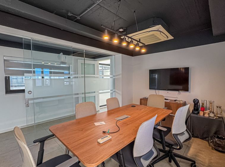 Penthouse Office To Let