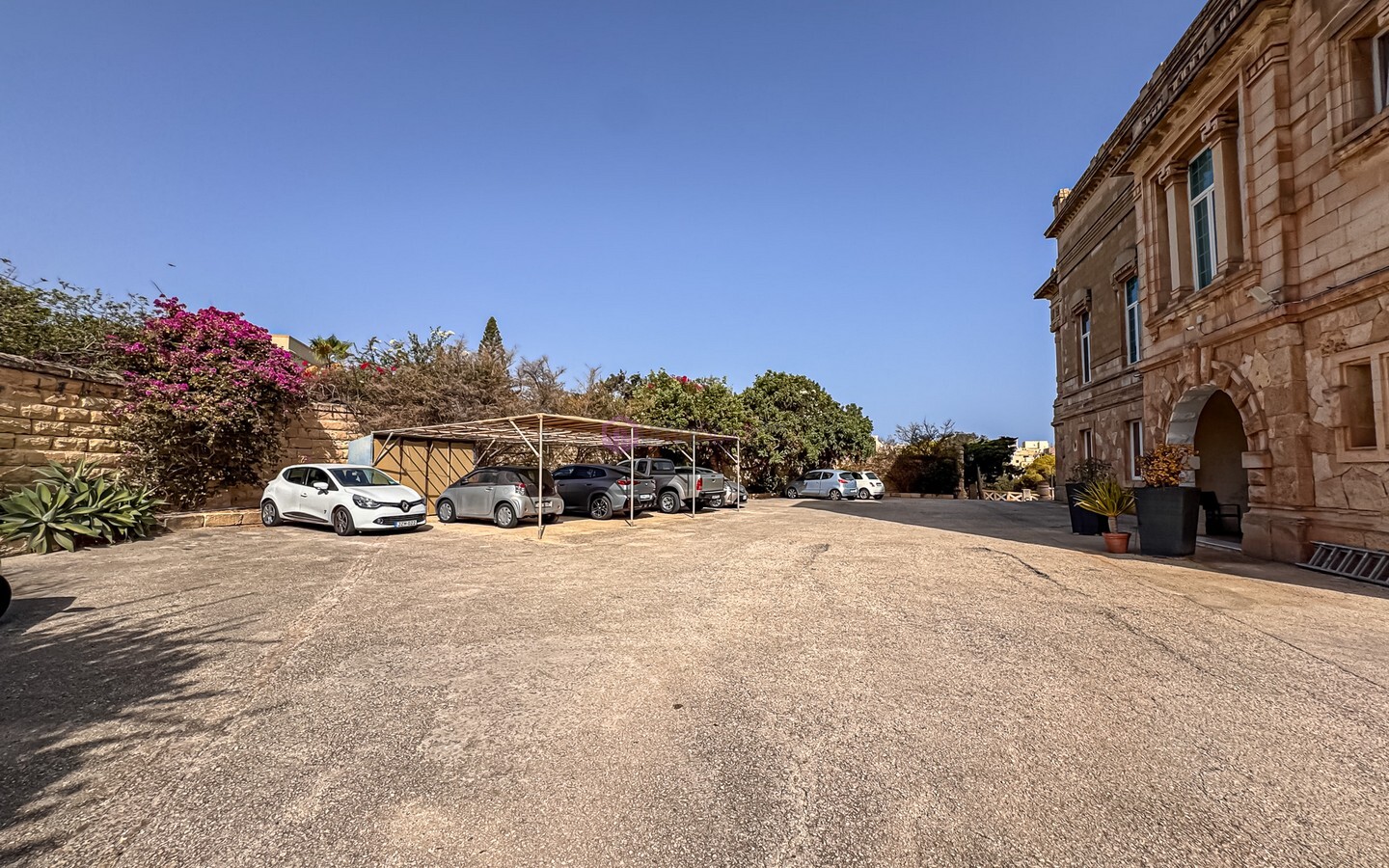 Iconic Villa Palazzo To Let St Julians