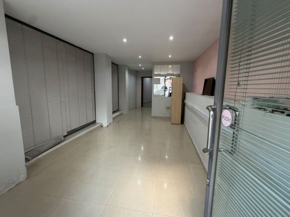Commercial To Let in Gzira
