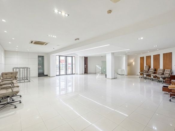 Iklin Prominent Commercial Premises