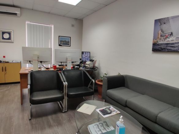 Spacious Office Room To Let