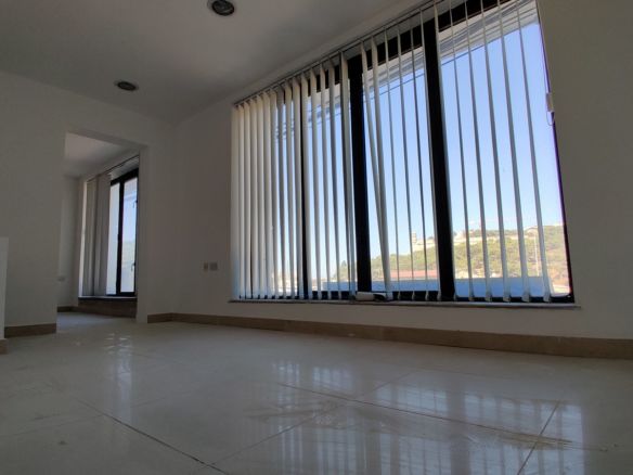 Seafront Duplex Commercial To Let