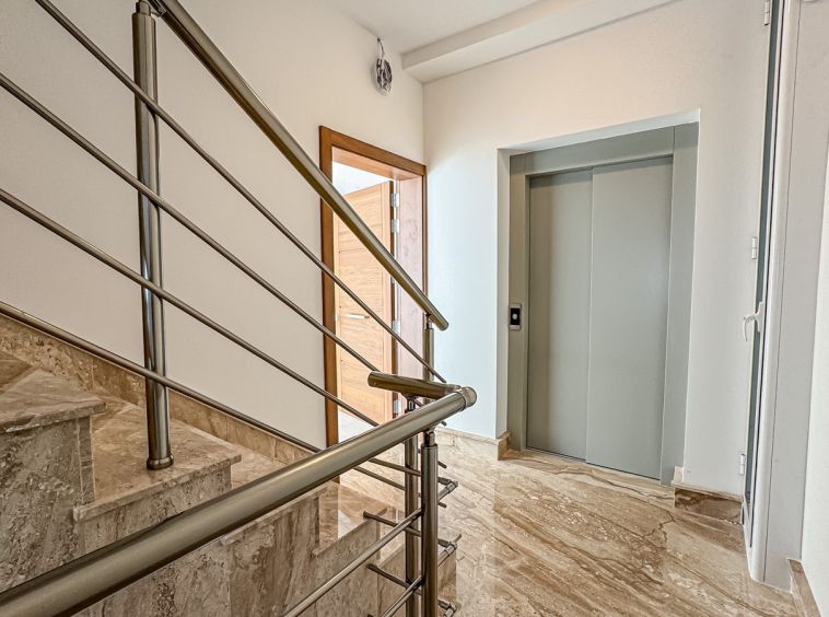 Small Modern Iklin Office