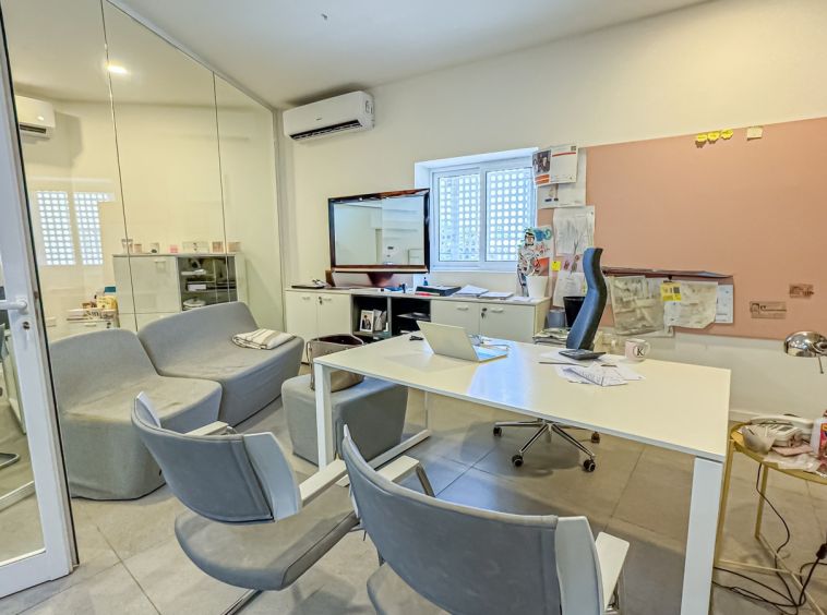 Second Floor Office in Iklin To Let