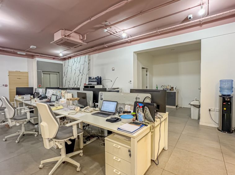 Second Floor Office in Iklin To Let