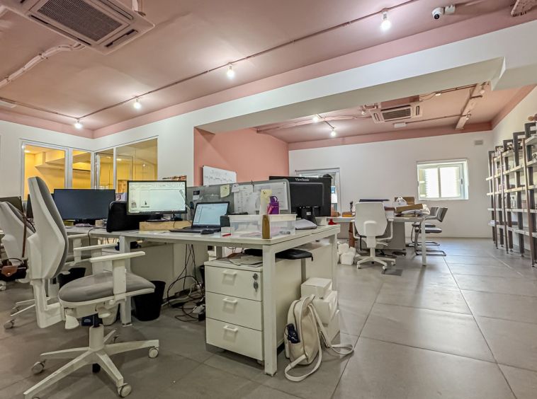 Second Floor Office in Iklin To Let
