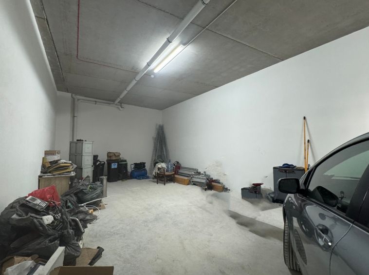 Second Floor Warehouse To Let