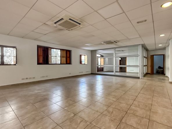 Corner Office in Hal Balzan