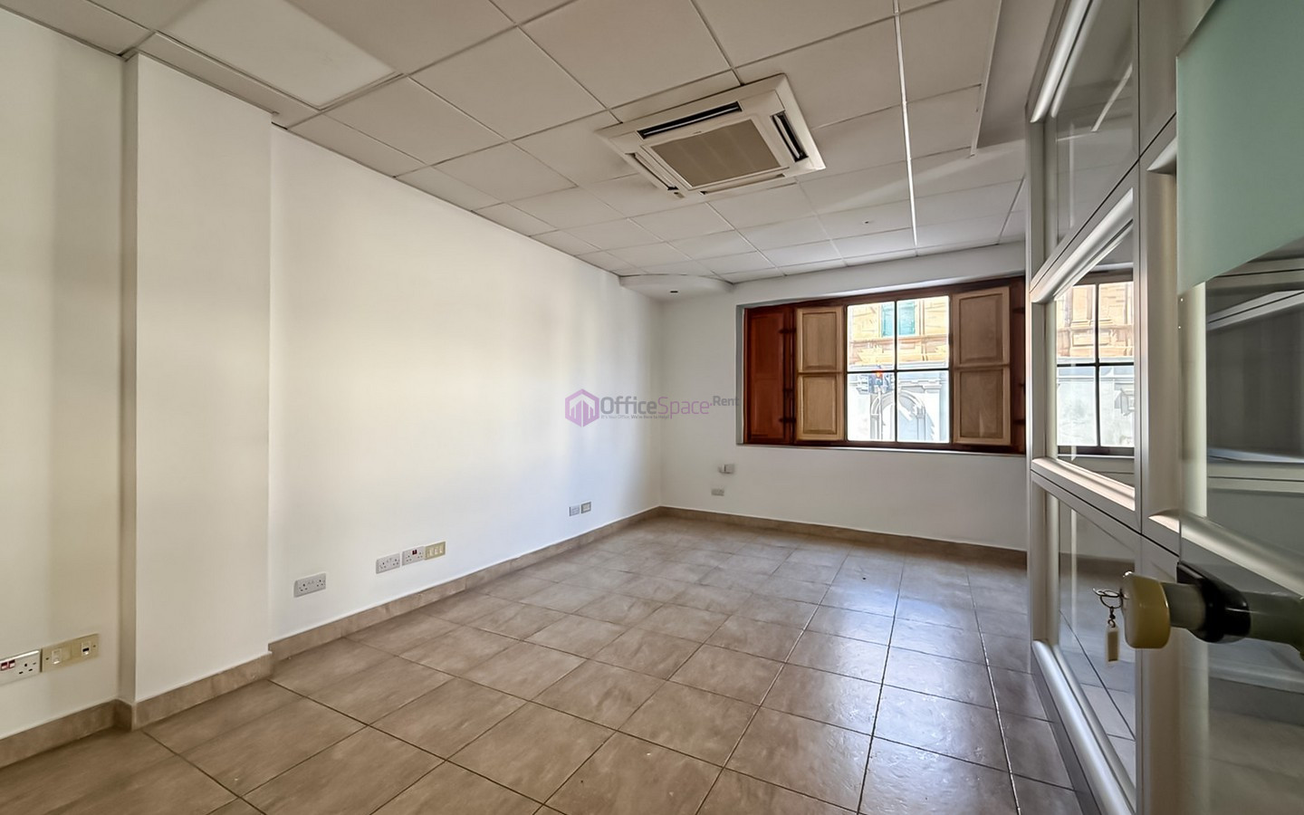 Corner Office in Hal Balzan