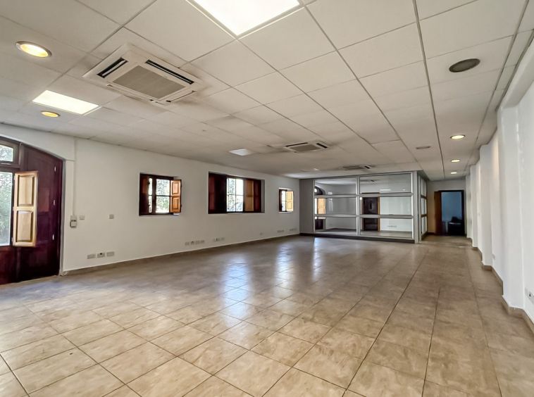 Corner Office in Hal Balzan
