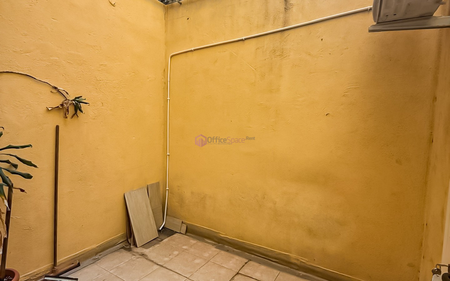 Corner Office in Hal Balzan