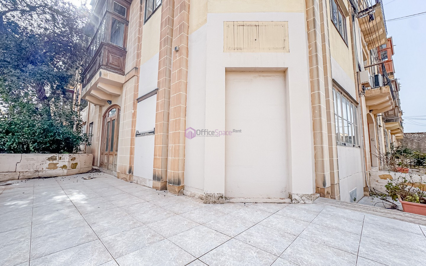 Corner Office in Hal Balzan