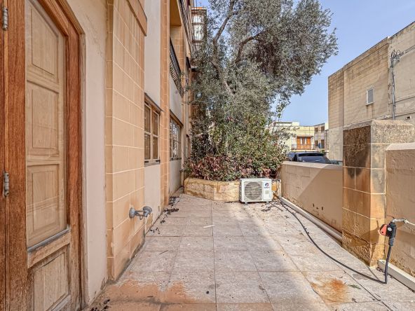 Corner Office in Hal Balzan