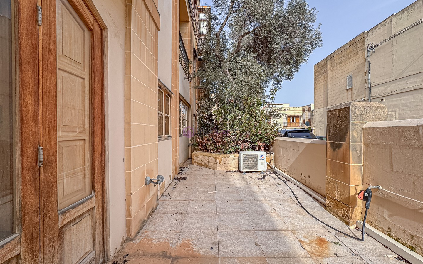 Corner Office in Hal Balzan