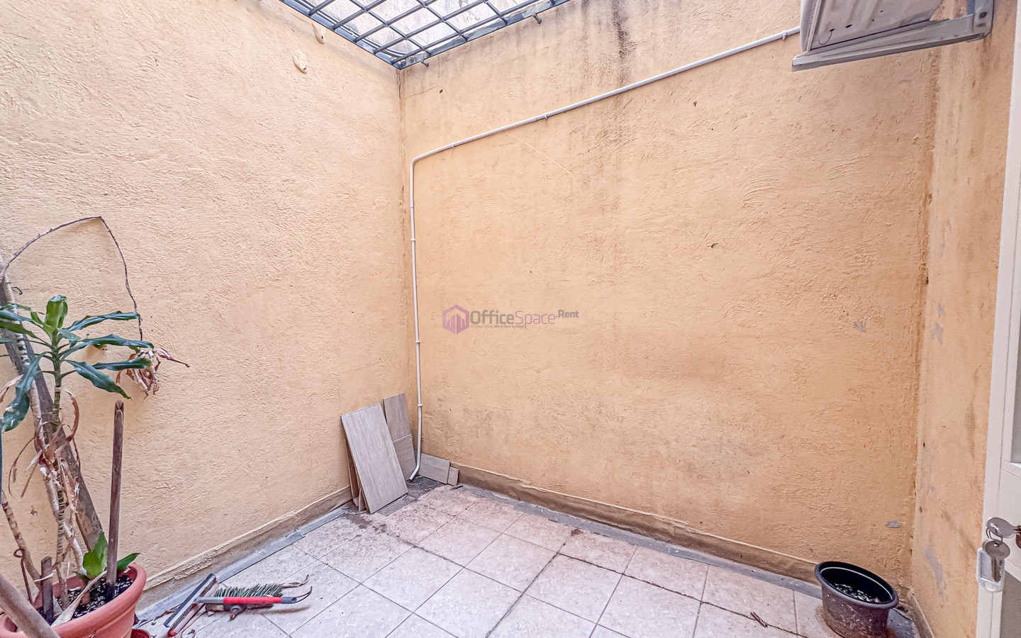 Corner Office in Hal Balzan