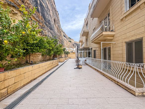 Valletta Office For 35-50 Desks