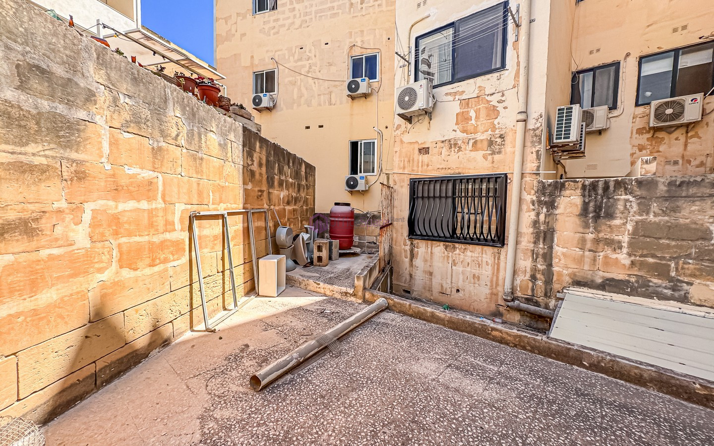 Shop For Sale in Pieta