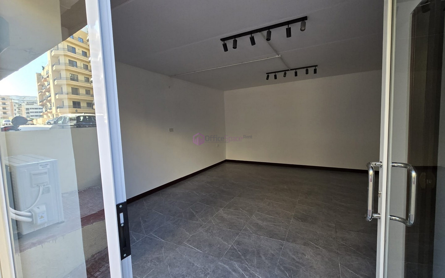 Commercial unit To let St Pauls
