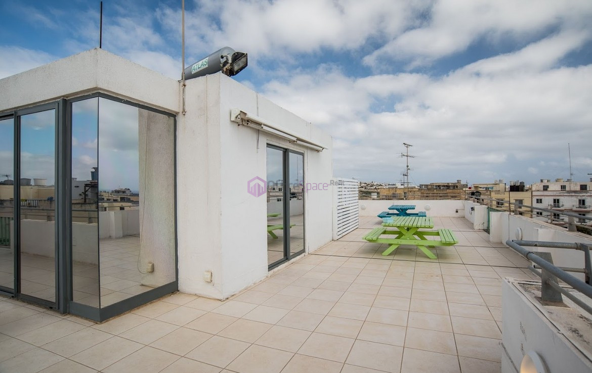 1-5 Desk Serviced Office Malta