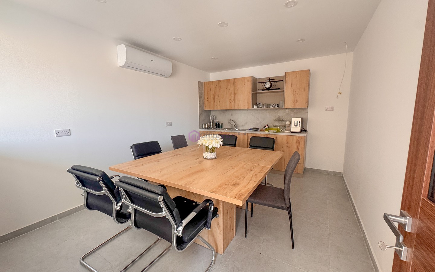 10 Desk Office To Let