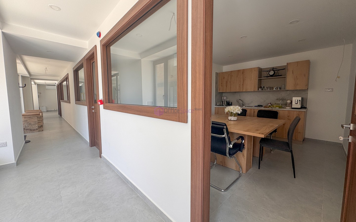 10 Desk Office To Let