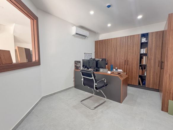 10 Desk Office To Let