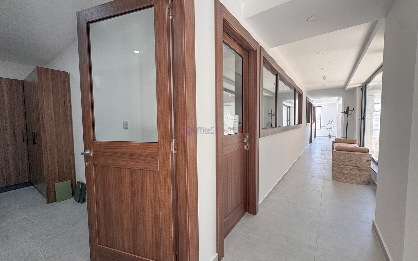 10 Desk Office To Let