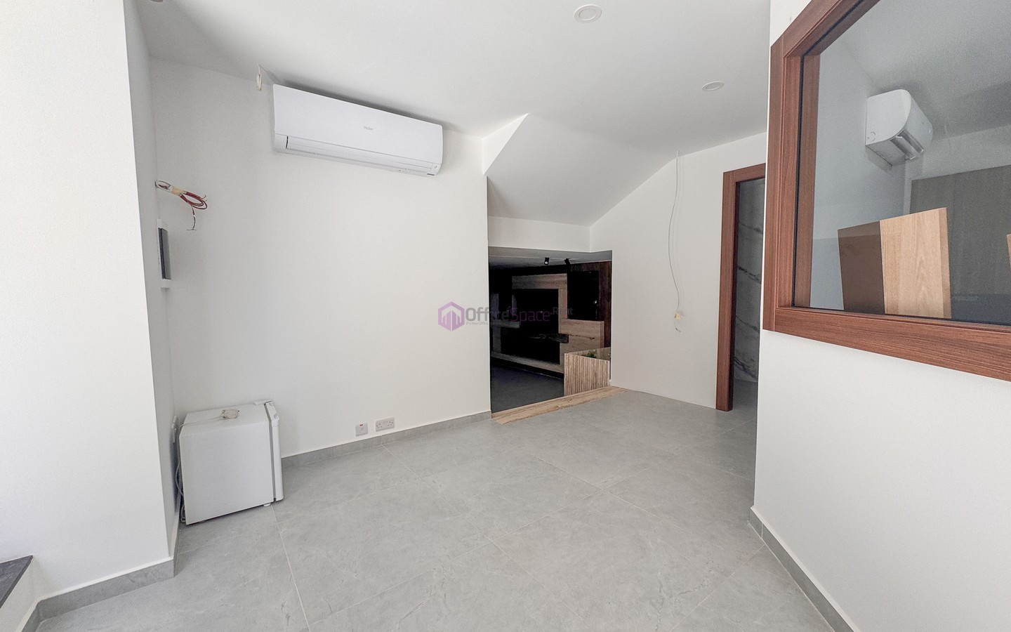 10 Desk Office To Let