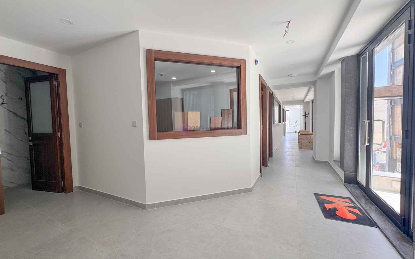10 Desk Office To Let