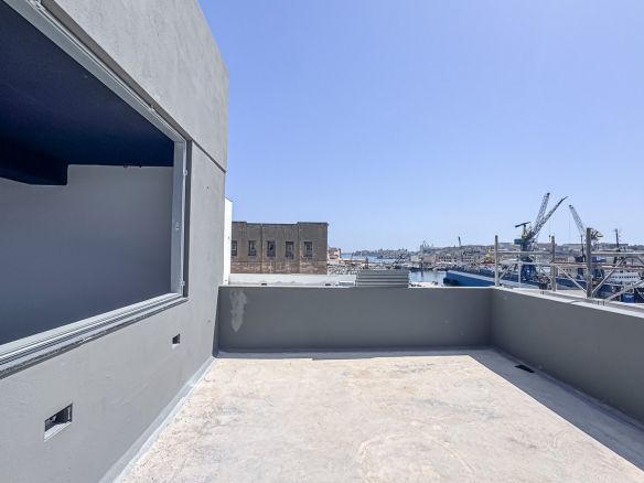 Penthouse Office for 18 Desks