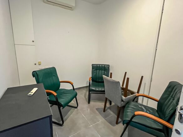 1 Desk Office to Let Pieta