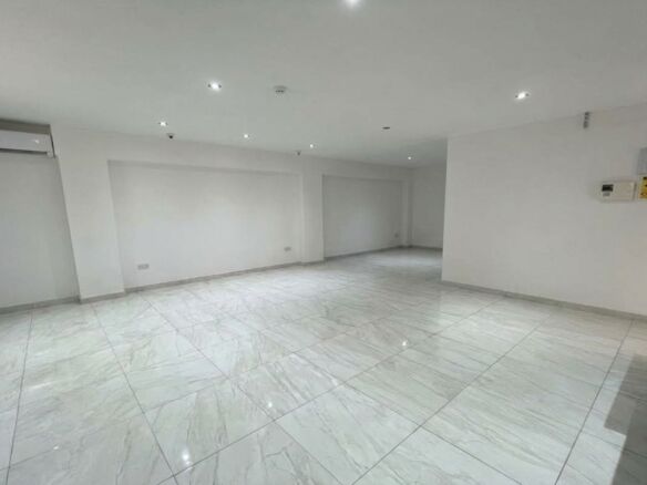 3-4 Desk Office To Rent Safi