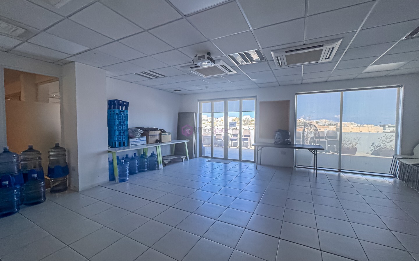 680sqm Penthouse Office in San Ġwann for 50-70 Desks