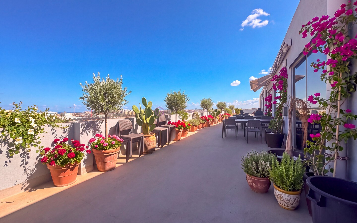 680sqm Penthouse Office in San Ġwann for 50-70 Desks