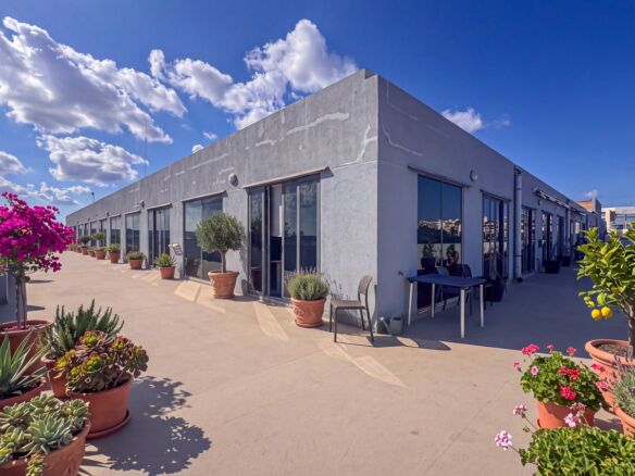 680sqm Penthouse Office in San Ġwann for 50-70 Desks