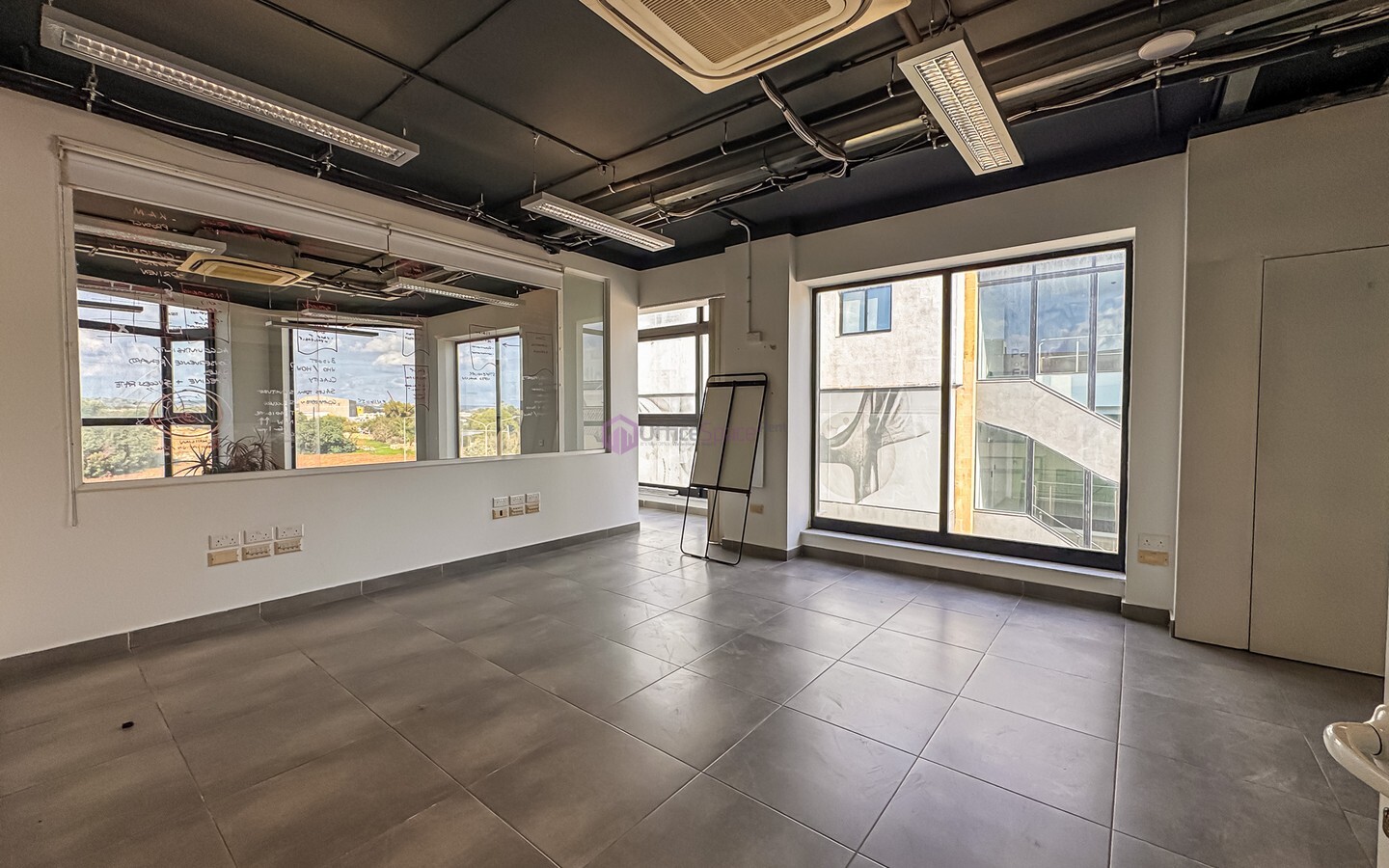 165sqm Office to Let in Luqa with Roof Access