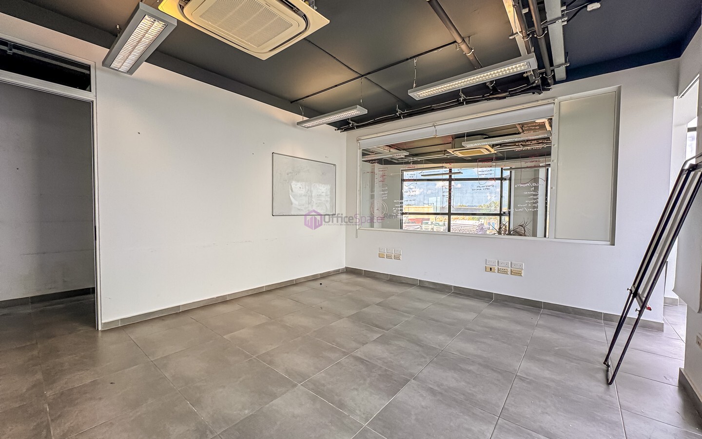165sqm Office to Let in Luqa with Roof Access
