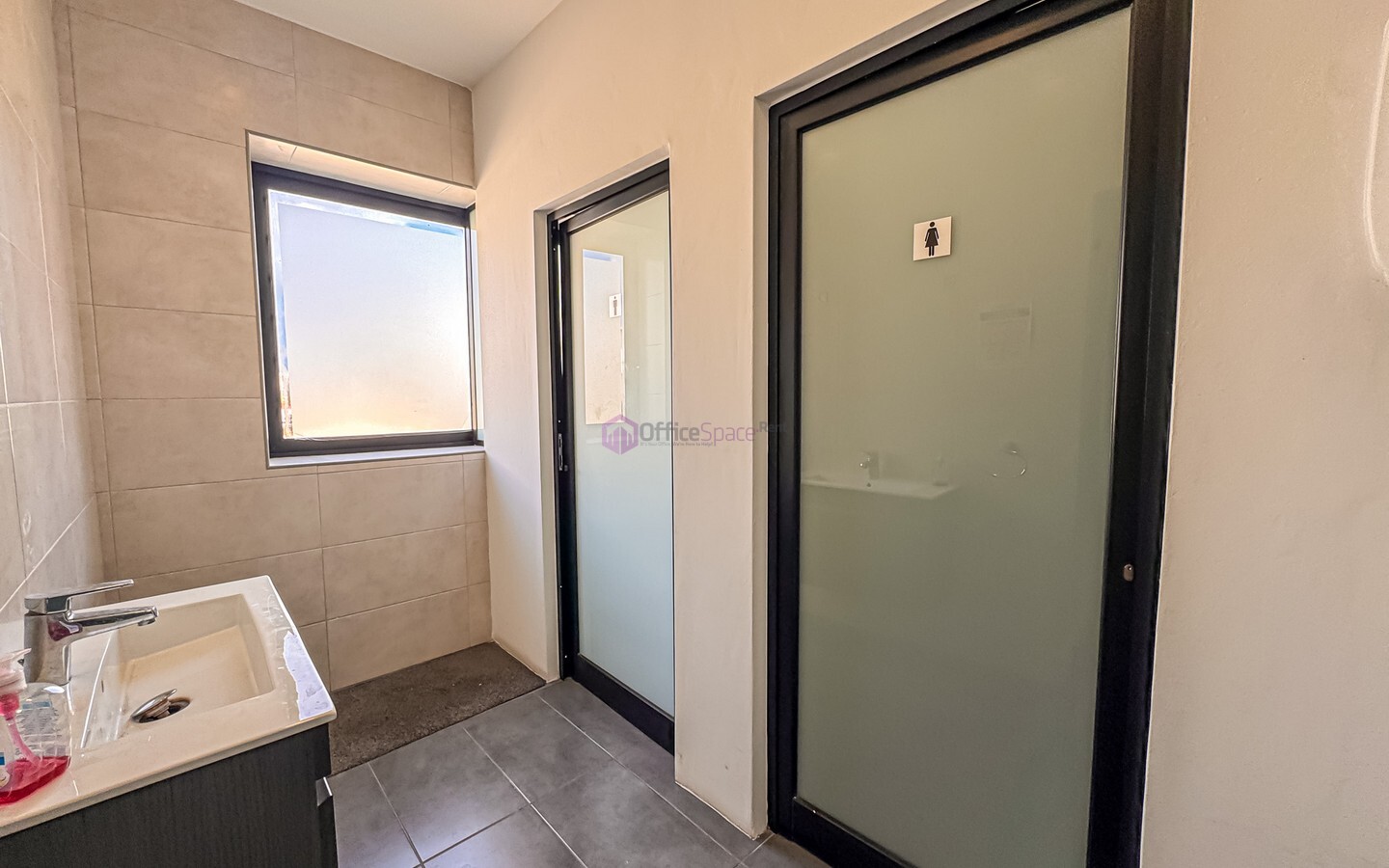 165sqm Office to Let in Luqa with Roof Access