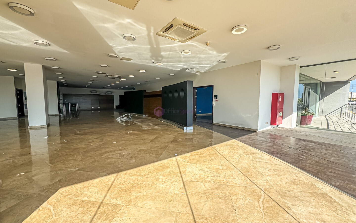 900sqm Ground Floor Office or Showroom to Let in Mrieħel