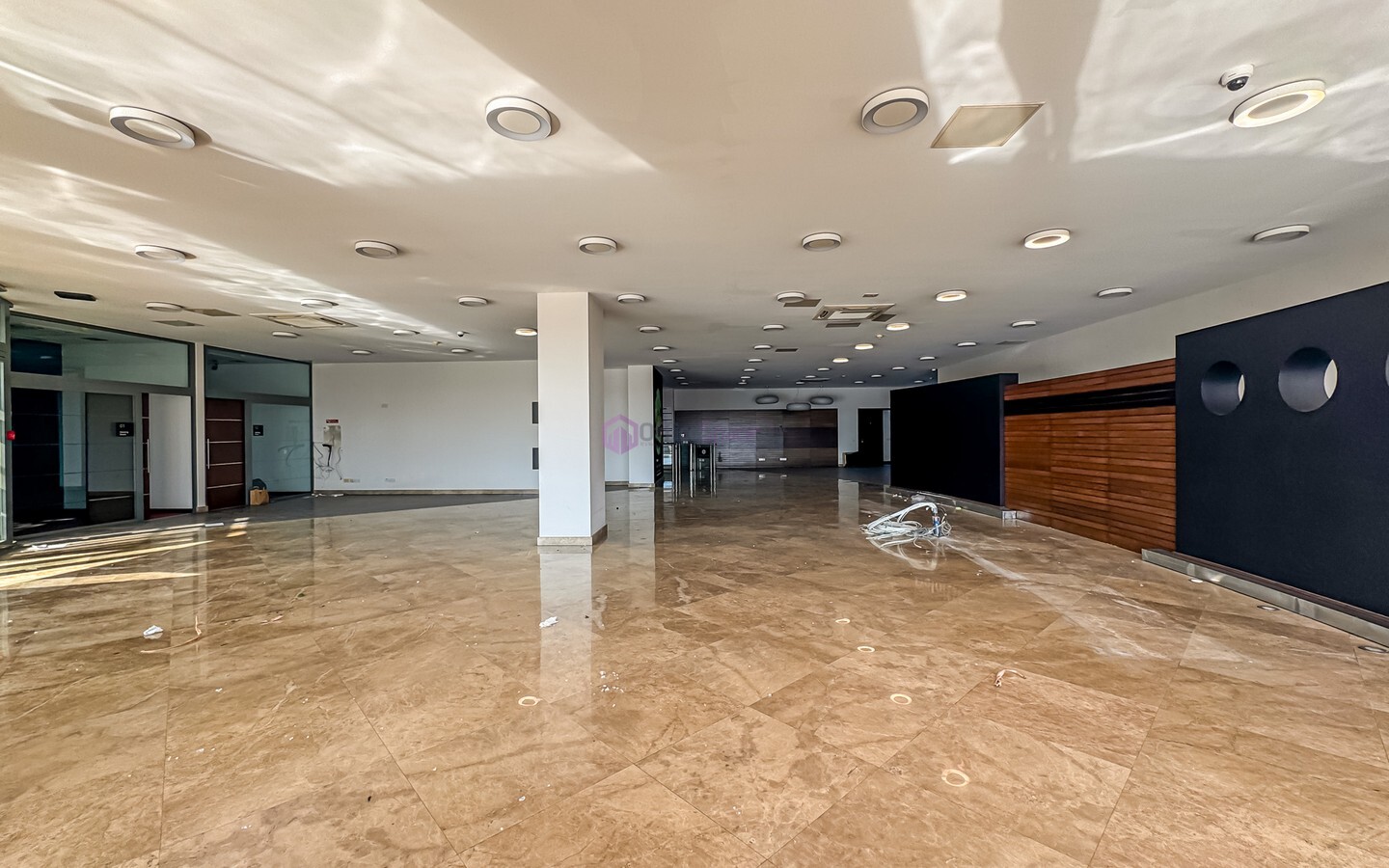 900sqm Ground Floor Office or Showroom to Let in Mrieħel