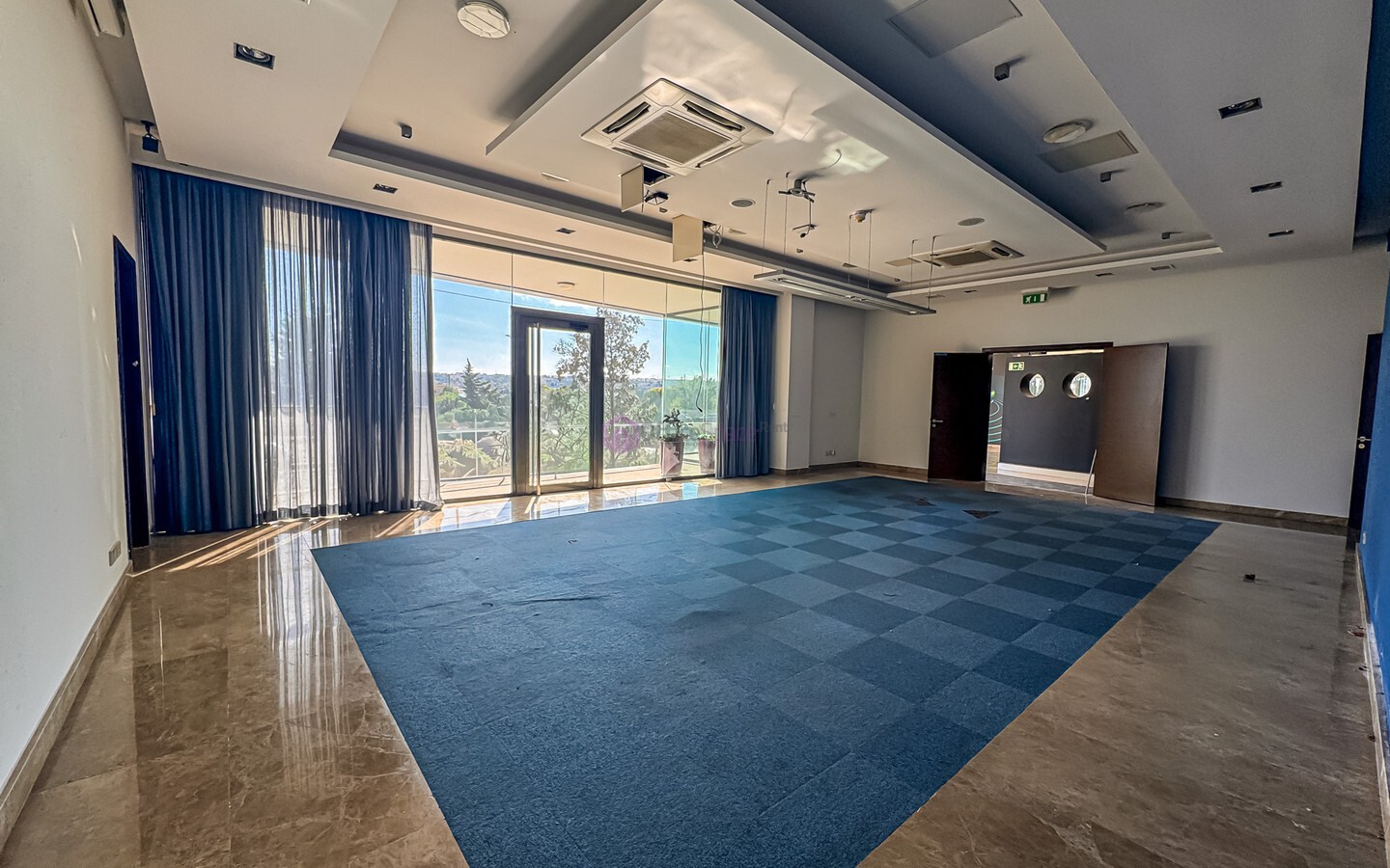 900sqm Ground Floor Office or Showroom to Let in Mrieħel