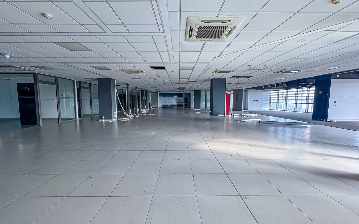 Office to Let in Mrieħel 120 Workstations