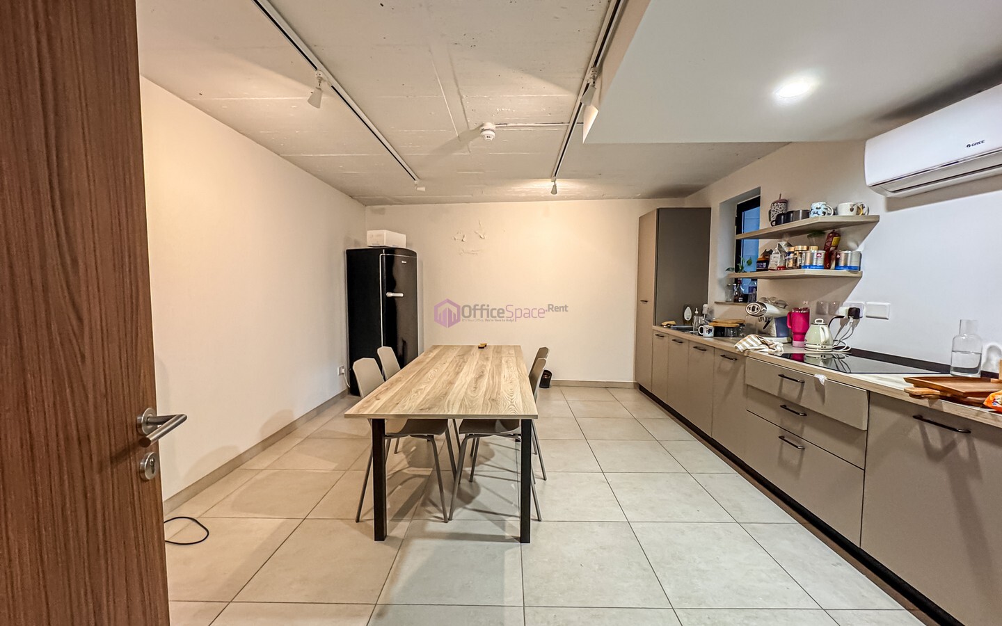 Spacious Penthouse Office To Let