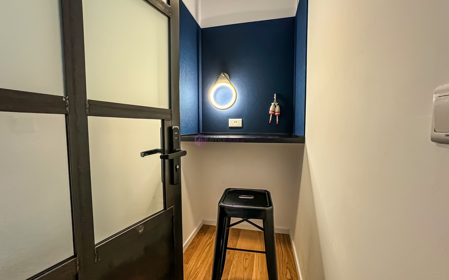 8 Desk Serviced Office