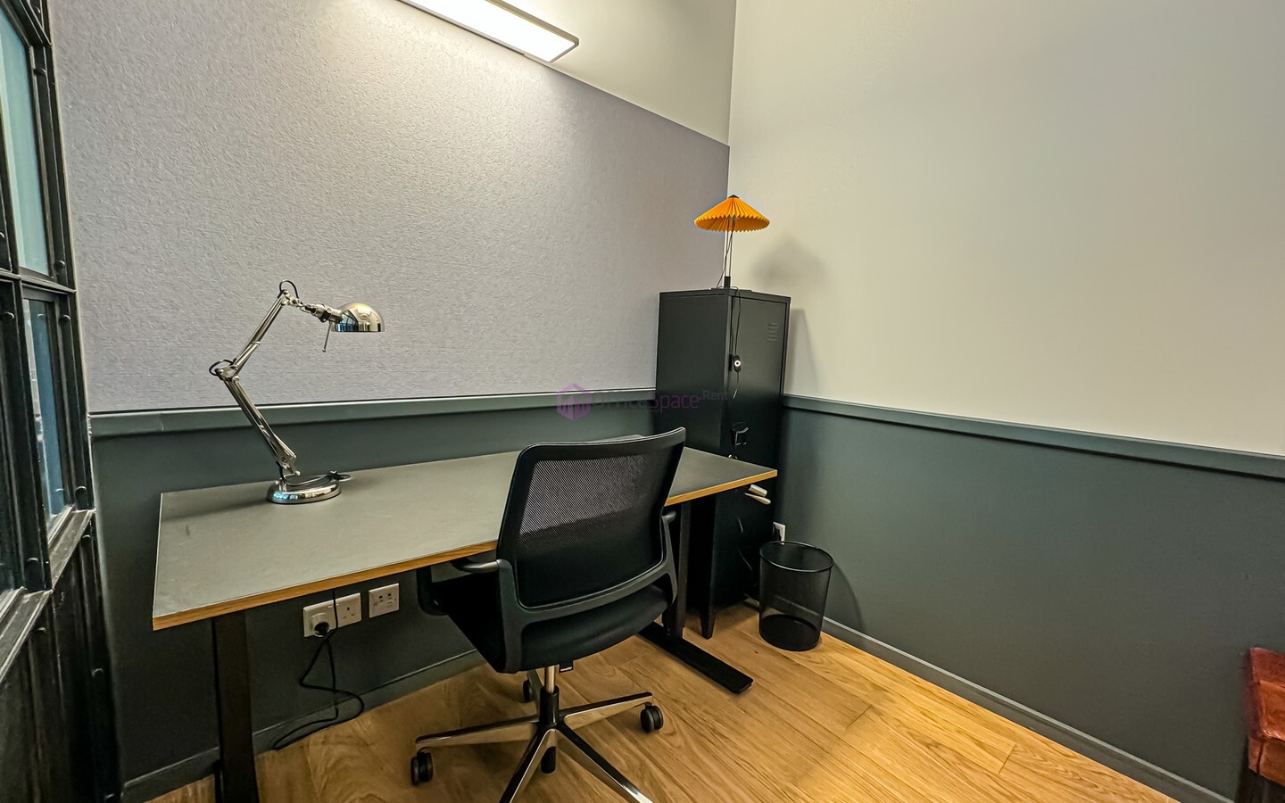 8 Desk Serviced Office