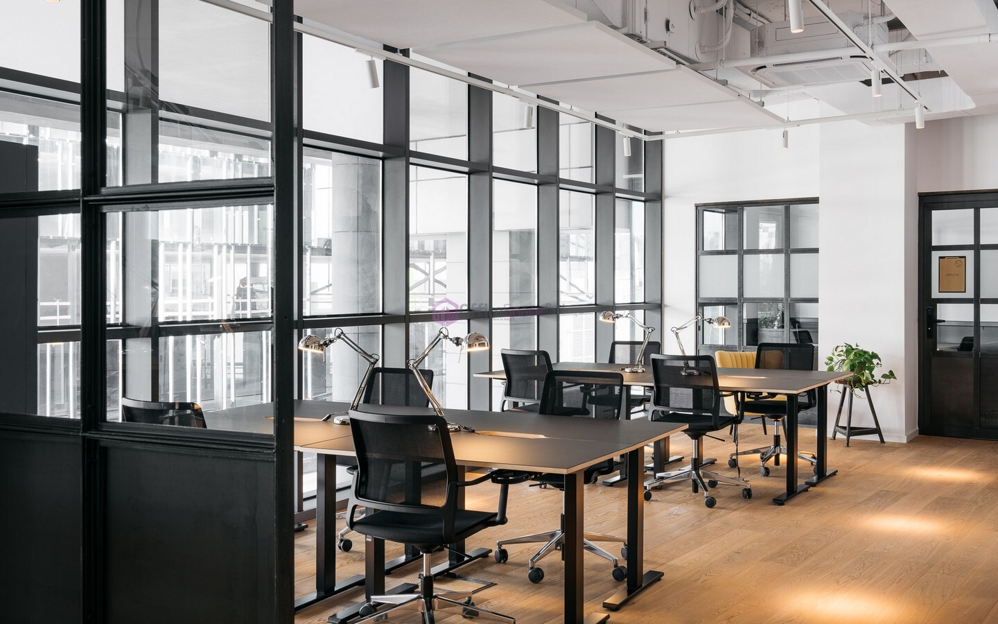 5 Desk Serviced Office